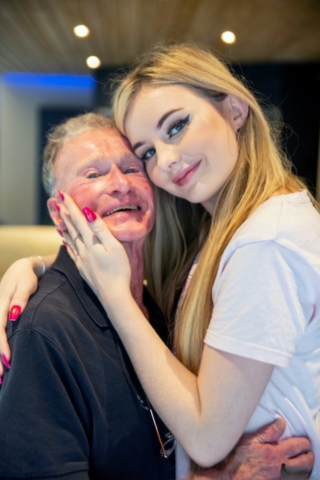 Teenage vixen Baby Kxtten gets fucked by a tiny grandpa while standing